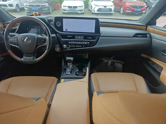 Lexus ES — Фото автомобиля 9