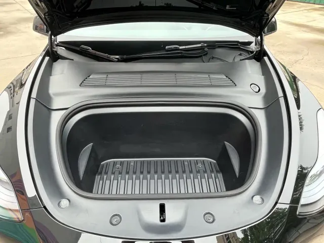 Tesla Model Y — Фото автомобиля 18