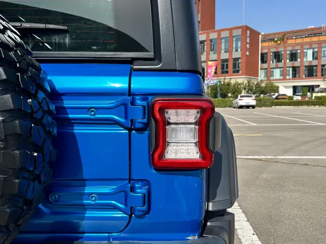 Jeep Wrangler — Фото автомобиля 11