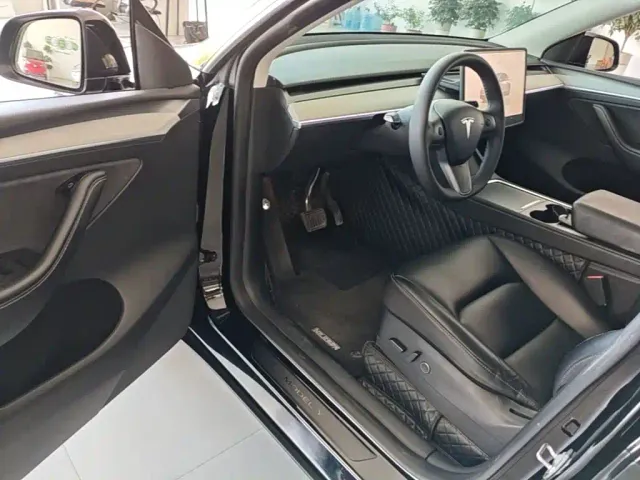 Tesla Model Y — Фото автомобиля 15