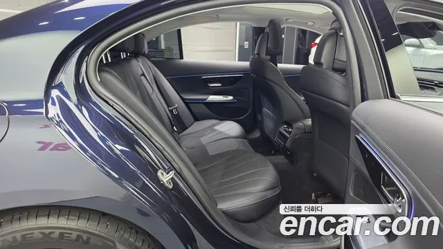 Mercedes-Benz E-Class — Фото автомобиля 12