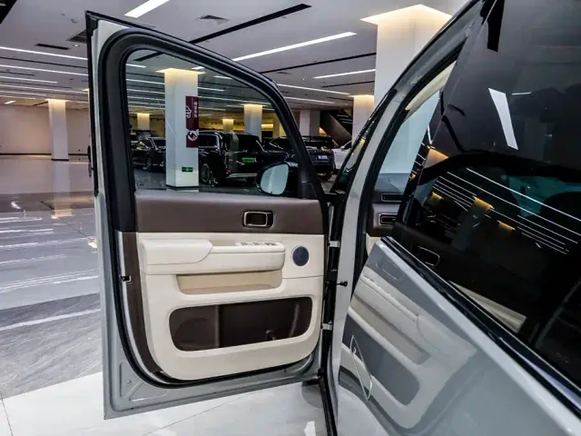 Li Auto MEGA — Фото автомобиля 9