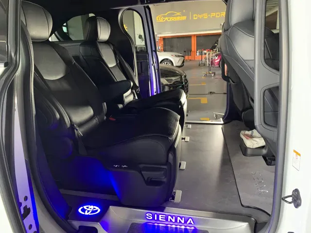 Toyota Sienna — Фото автомобиля 11