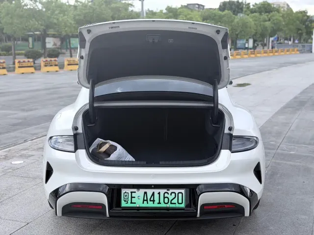 Xiaomi SU7 — Фото автомобиля 10