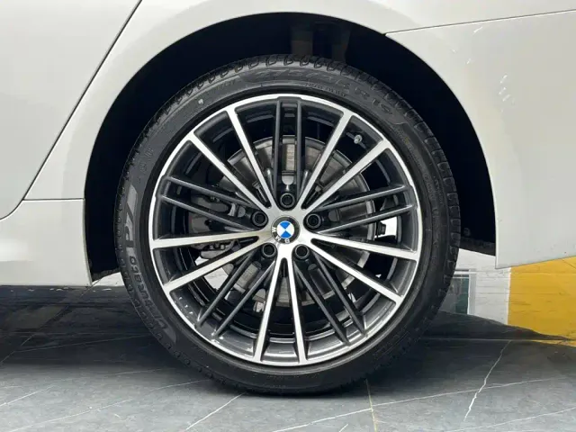 BMW 5 Series — Фото автомобиля 22