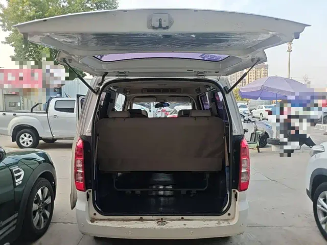 Wuling Hongguang V — Фото автомобиля 18