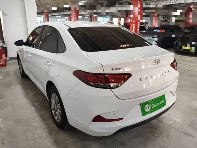 Hyundai Elantra — Фото автомобиля 4