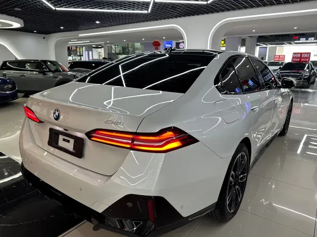BMW 5 Series — Фото автомобиля 10