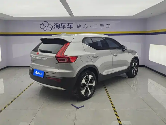Volvo XC40 — Фото автомобиля 3