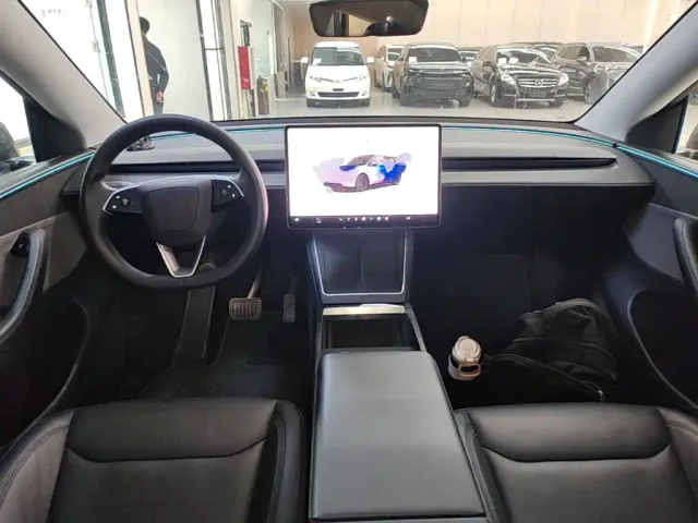 Tesla Model Y — Фото автомобиля 9
