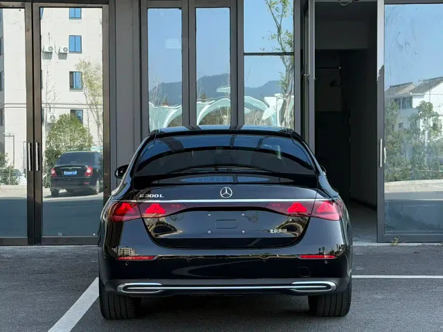 Mercedes-Benz E-Class — Фото автомобиля 14