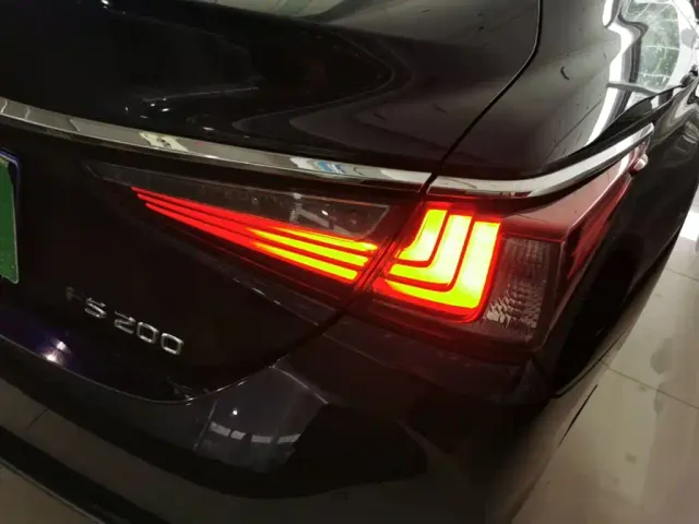 Lexus ES — Фото автомобиля 7