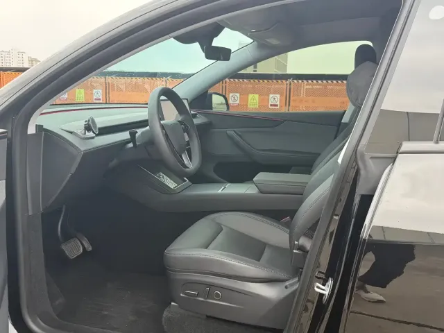 Tesla Model Y — Фото автомобиля 4