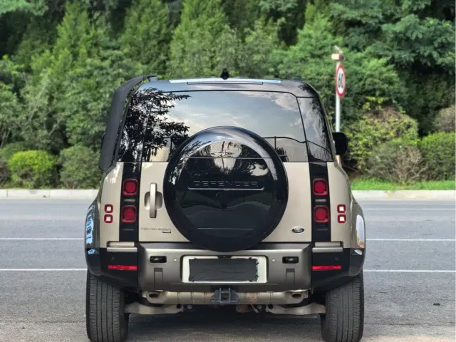 Land Rover Defender — Фото автомобиля 5