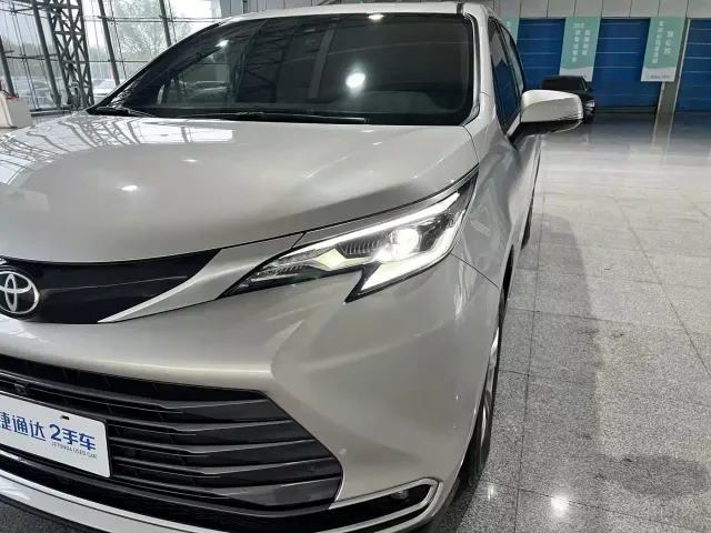 Toyota Sienna — Фото автомобиля 22