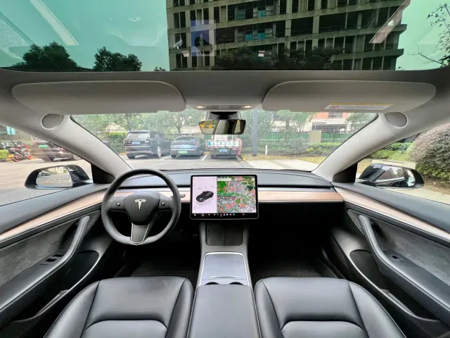 Tesla Model 3 — Фото автомобиля 5