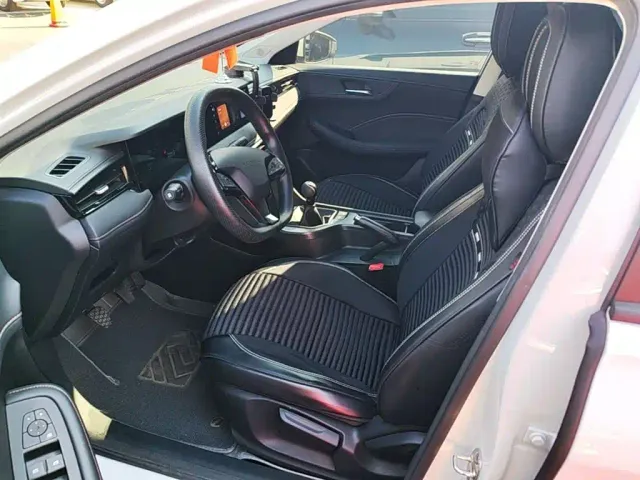 Roewe i5 — Фото автомобиля 14