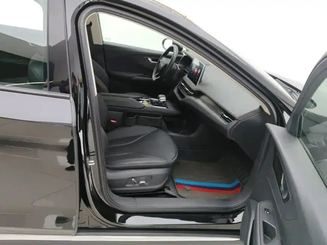 Hongqi E-QM5 — Фото автомобиля 8