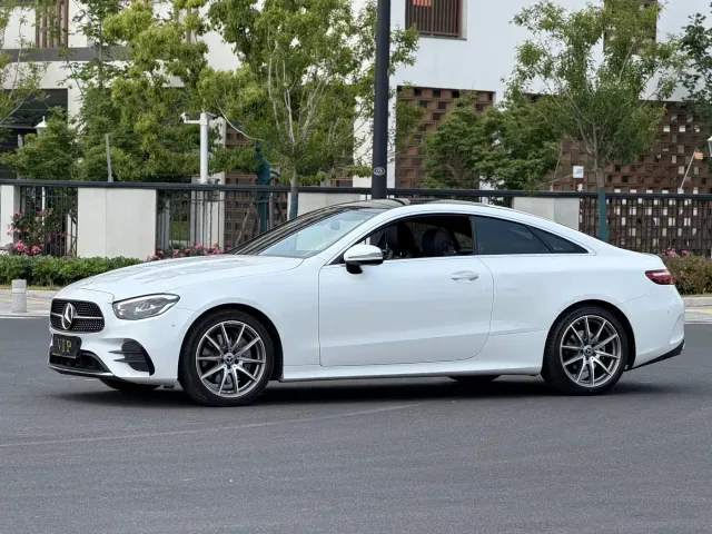 Фотография автомобиля — Mercedes-Benz E-Class
