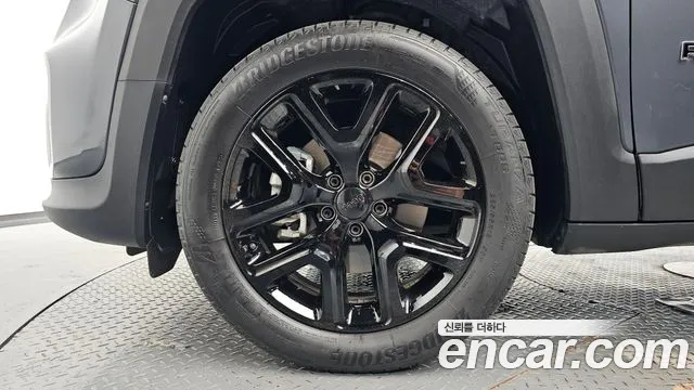 Jeep Renegade — Фото автомобиля 4