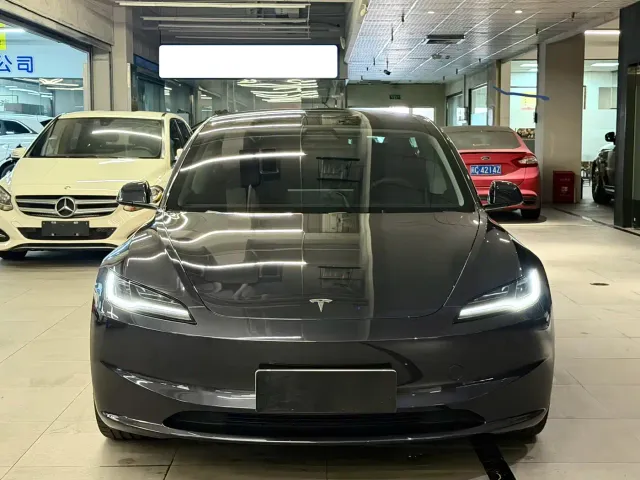 Tesla Model 3 — Фото автомобиля 2