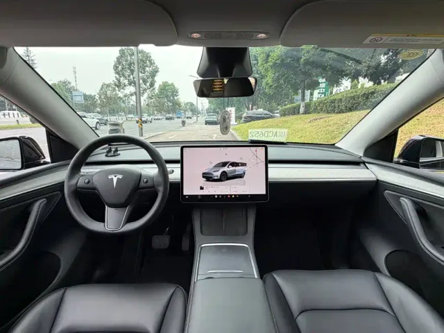 Tesla Model Y — Фото автомобиля 13