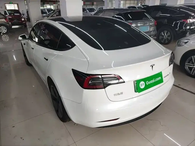Tesla Model 3 — Фото автомобиля 4