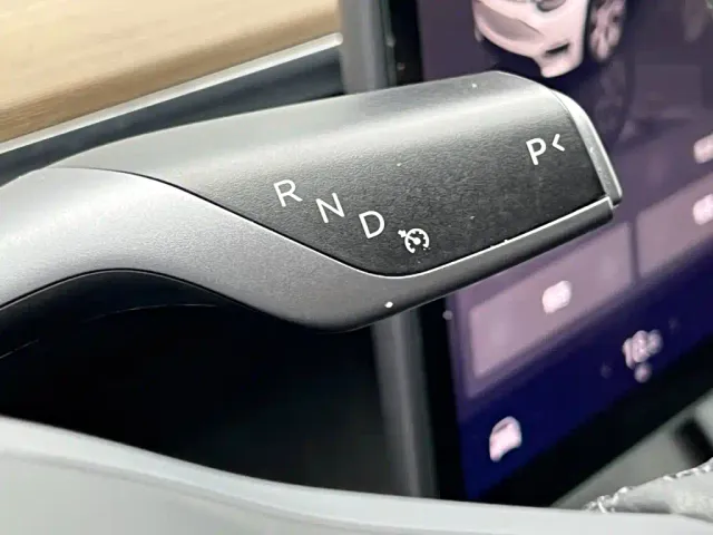 Tesla Model Y — Фото автомобиля 17