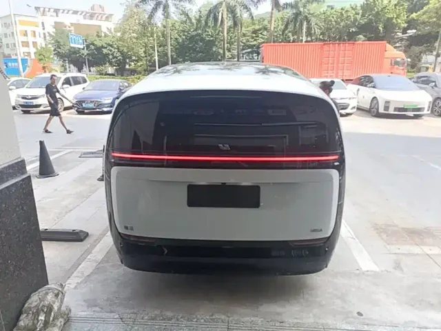 Li Auto MEGA — Фото автомобиля 5