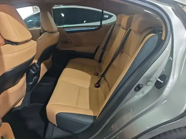 Lexus ES — Фото автомобиля 16