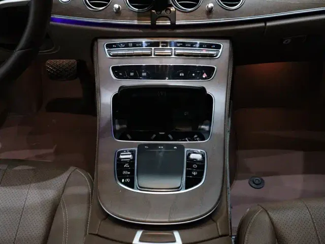 Mercedes-Benz E-Class — Фото автомобиля 10