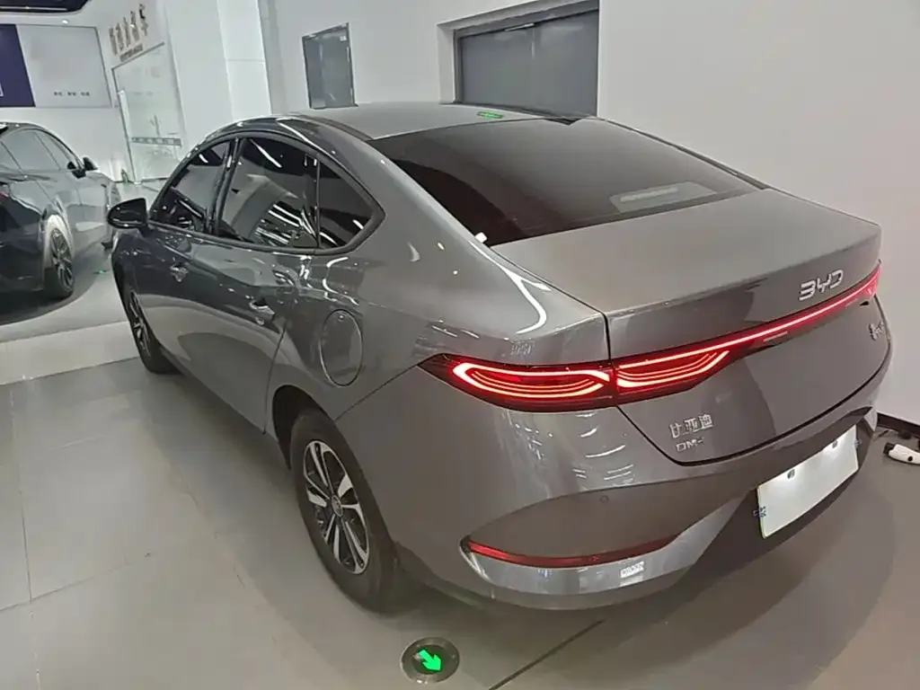 BYD Qin PLUS 2026 DM-i Smart Edition 128KM Progressive — Фото автомобиля 4