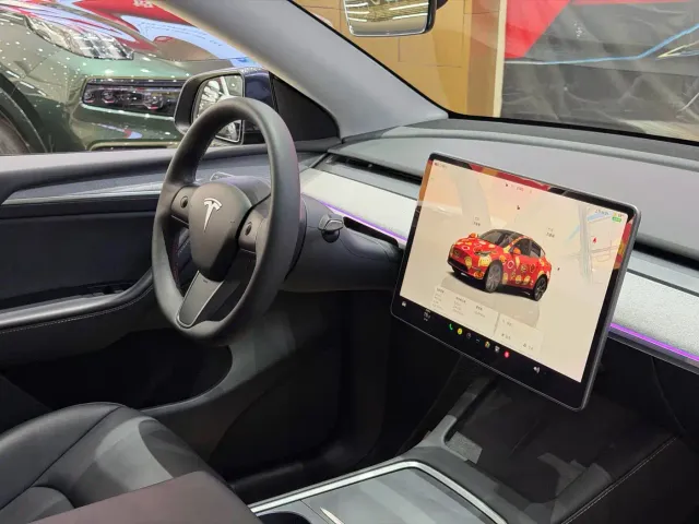 Tesla Model Y — Фото автомобиля 12