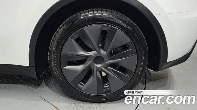 Tesla Model Y — Фото автомобиля 19