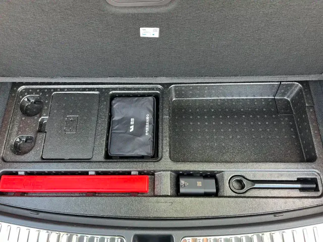 Li Auto L8 — Фото автомобиля 15