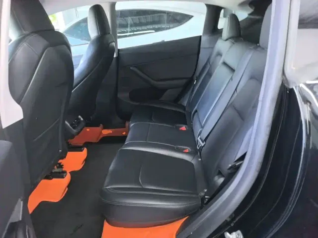Tesla Model Y — Фото автомобиля 16