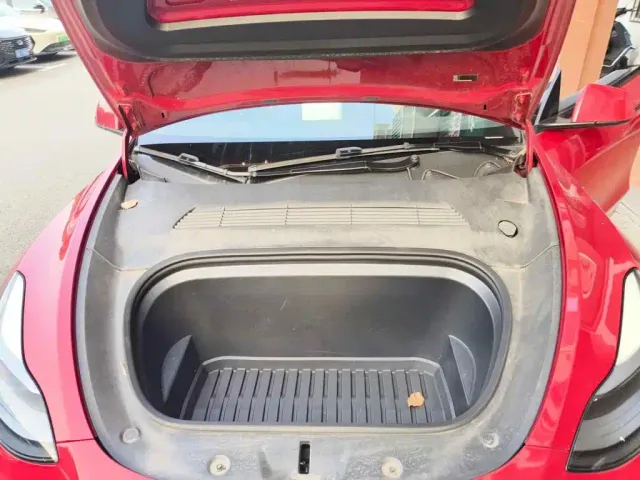 Tesla Model Y — Фото автомобиля 3