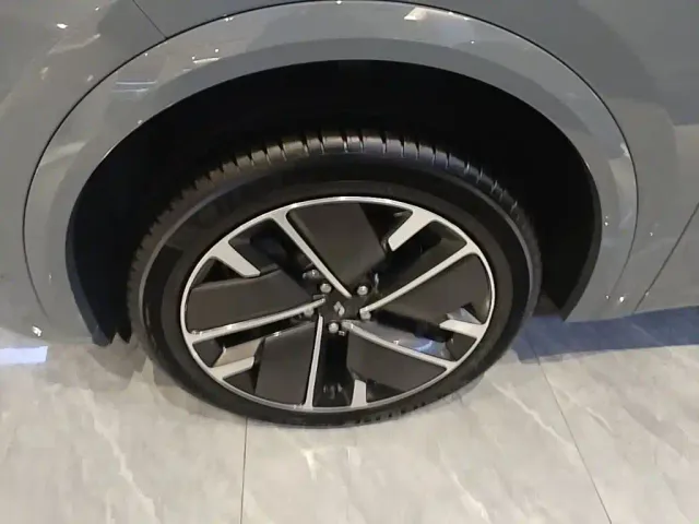 Li Auto L7 — Фото автомобиля 22