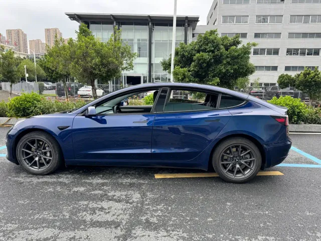 Tesla Model 3 — Фото автомобиля 10
