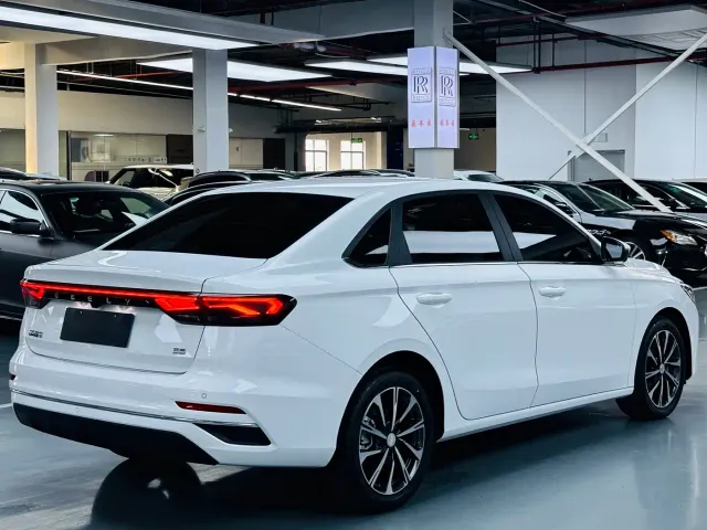 Geely Emgrand — Фото автомобиля 15