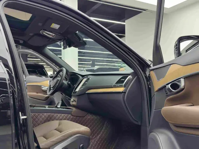 Volvo XC90 — Фото автомобиля 10