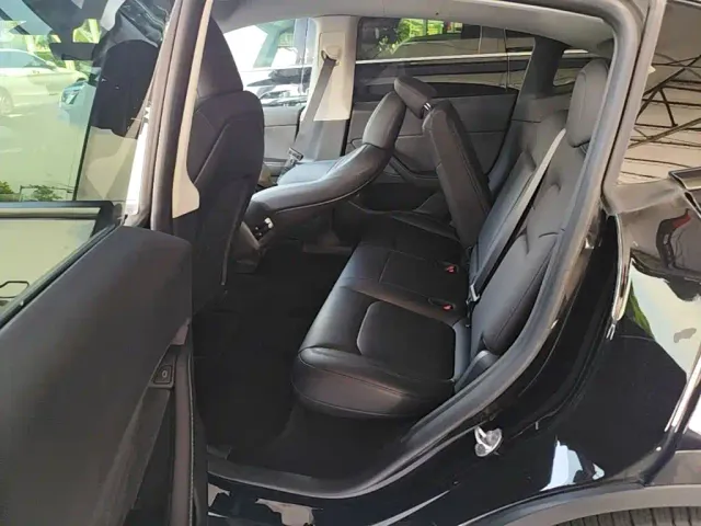 Tesla Model Y — Фото автомобиля 16