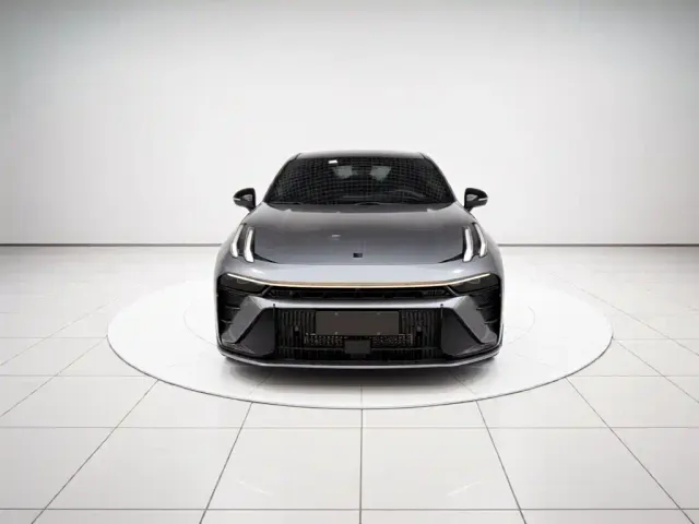 Lynk & Co 03 — Фото автомобиля 2