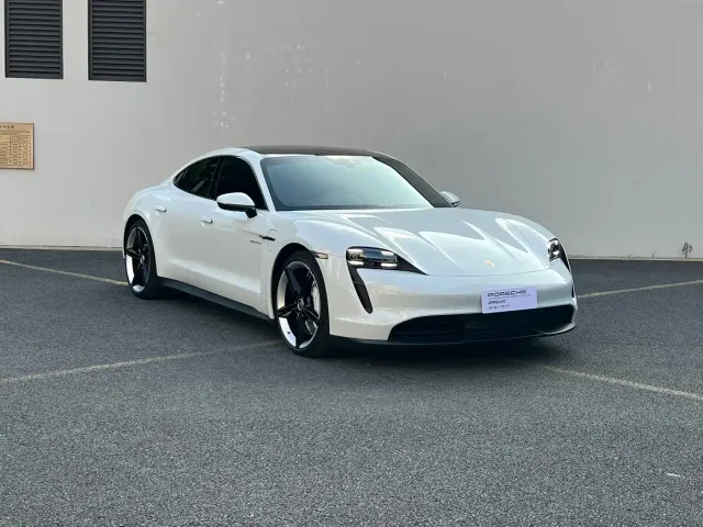 Porsche Taycan — Фото автомобиля 3