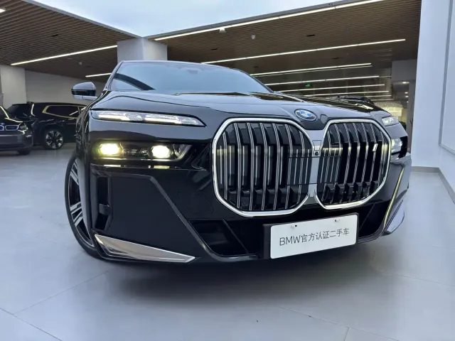BMW i7 — Фото автомобиля 4