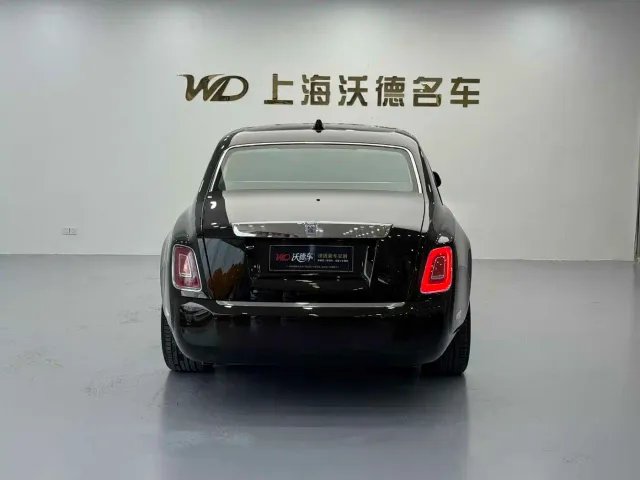 Rolls-Royce Phantom — Фото автомобиля 5