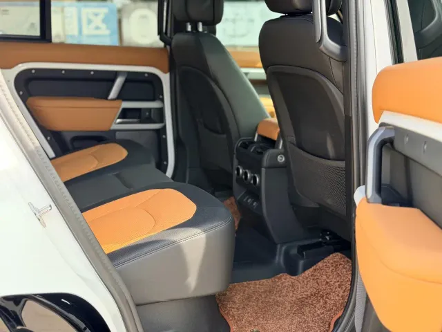Land Rover Defender — Фото автомобиля 8