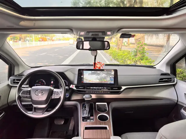 Toyota Sienna — Фото автомобиля 8