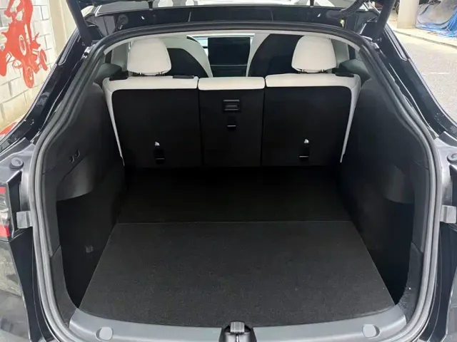 Tesla Model Y — Фото автомобиля 8