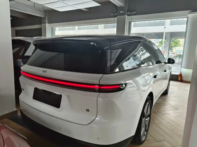 Li Auto i8 — Фото автомобиля 9